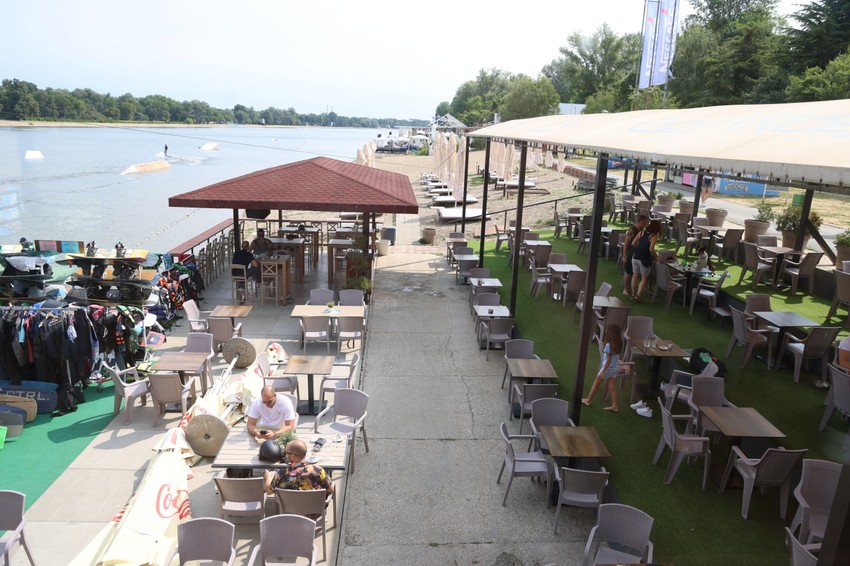 Cene pića na Adi Ciganliji sa makiške i novobeogradske strane su identične.