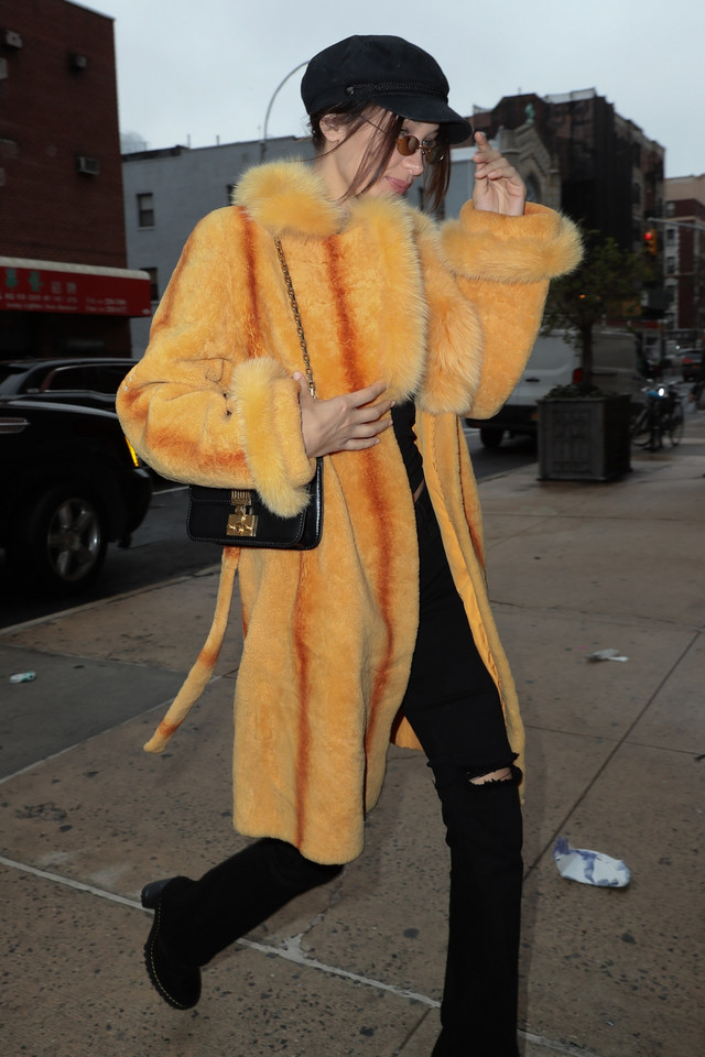 Bella Hadid w żółtym futrze na ulicach Nowego Jorku