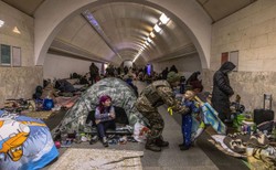 Żydzi, którzy przetrwali Holokaust, ukrywają się w kijowskim schronie przed rosyjskimi bombami