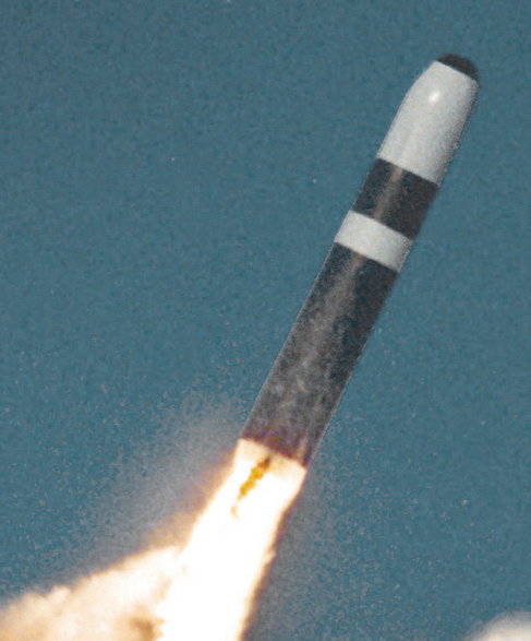 Trident II jest trzystopniowym pociskiem balistycznym na paliwo stałe o zasięgu odo 2500 do 11 tys. km