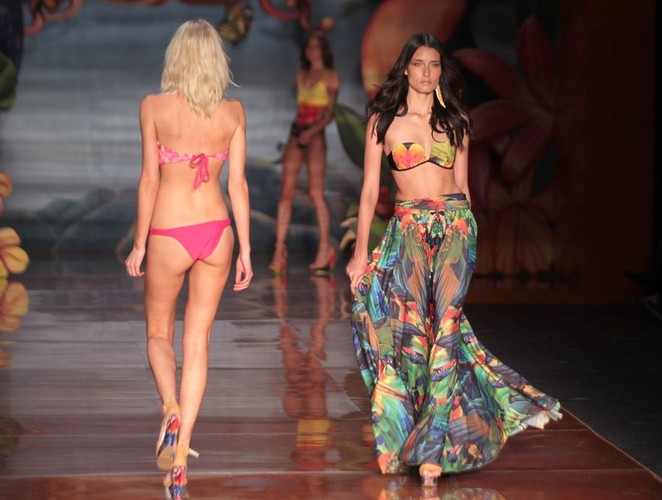 Modne i zmysłowe kostiumy kąpielowe na Rio de Janeiro Fashion Week