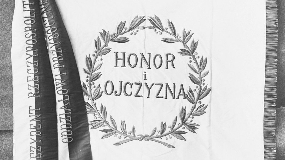 Sztandar Oddziału Przybocznego Prezydenta RP, Lewa strona sztandaru z dewizą "Honor i Ojczyzna", 1926-05-20, Narcyz Witczak-Witaczyński, Narodowe Archiwum Cyfrowe, sygnatura 107-110-1