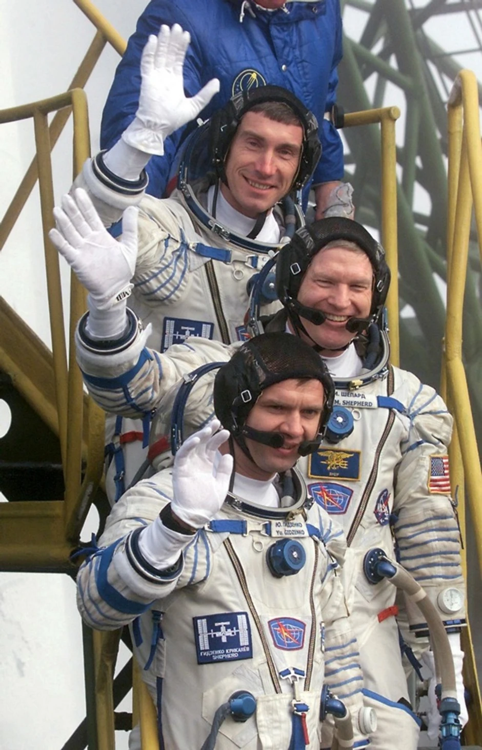 Astronauti Sergej Krikaljov (gore), Bil Šepard (C) i Juri Gidzenko pre ulaska u Sojuz TM-31 u Bajkonuru 31. oktobra 2000.