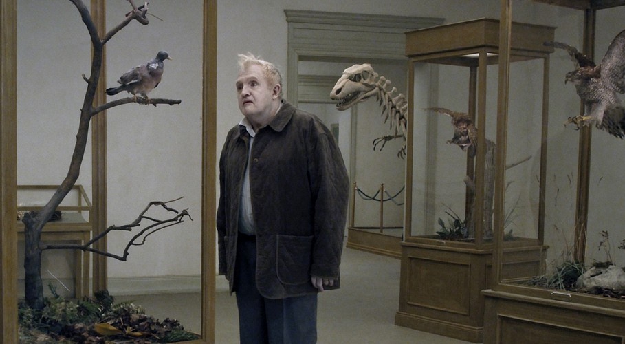 'Gołąb przysiadł na gałęzi i rozmyśla o istnieniu' (reżyseria: Roy Andersson)