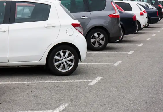 Blok z parkingiem, do którego trzeba iść pół godziny. Absurd zgodny z prawem