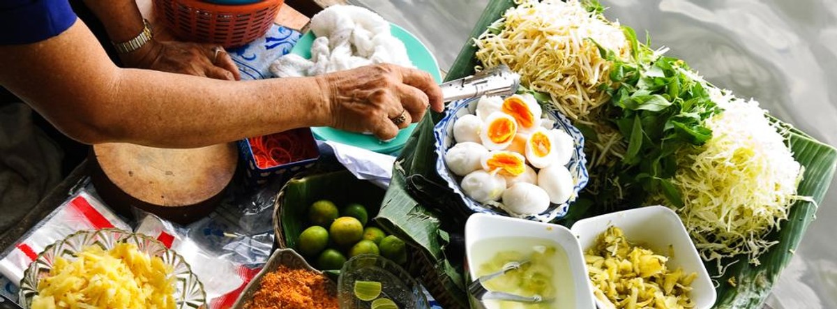 Bangkok. Czytelnicy są zgodni, że stolica Tajlandii jest najlepszym miejscem na świecie, żeby posmakować "ulicznego" jedzenia. Specjalnością tajskiej kuchni są m.in: kurczak z zielonym curry oraz smażone kluski wymieszane z jajkiem, sosem rybnym, sosem z tamaryndowca, papryką chili, mięsem oraz orzeszkami ziemnymi.