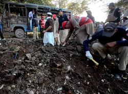 Kobieta wysadziła się w tłumie ludzi stojących po jedzenie