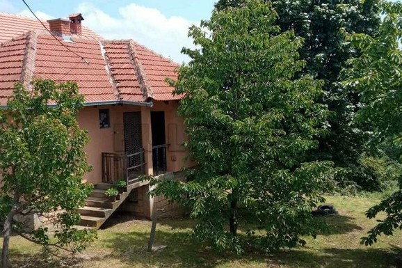 Na prodaju kuća sa velikim placem za 32.000 evra! Ima tri prostorije i idealna je za odmor van grada: Odmah useljiva (FOTO)