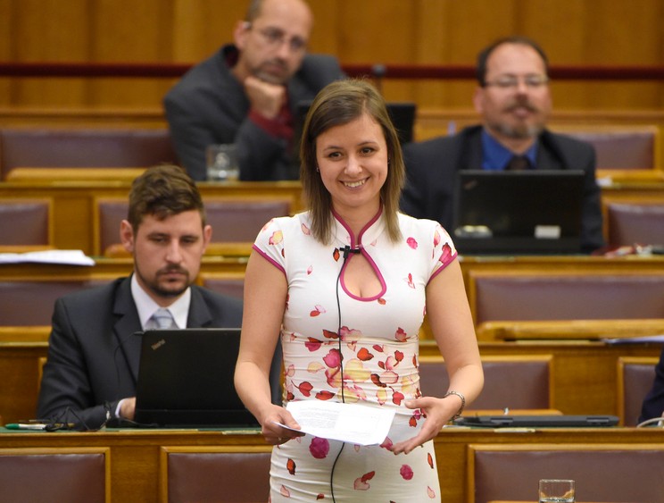 Dóra Dúró sprach in einem hübschen, leicht ausgeschnittenen Kleid / Foto: MTI