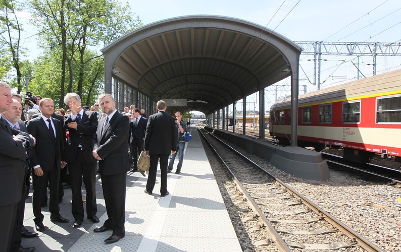 Donald Tusk na dworcu w Poznaniu