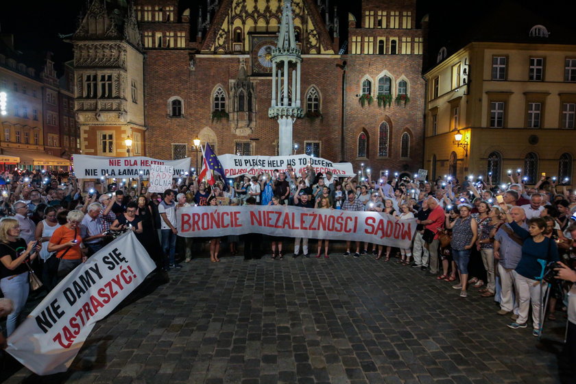 Manifestacje przeciwko Ziobrze. Oto transparentny i łańcuchy światła. Tak było w kilku miastach. Galeria