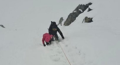 Dramat w Tatrach. Ojciec z małymi dziećmi utknął w zaspach śniegu. Sprawę bada policja