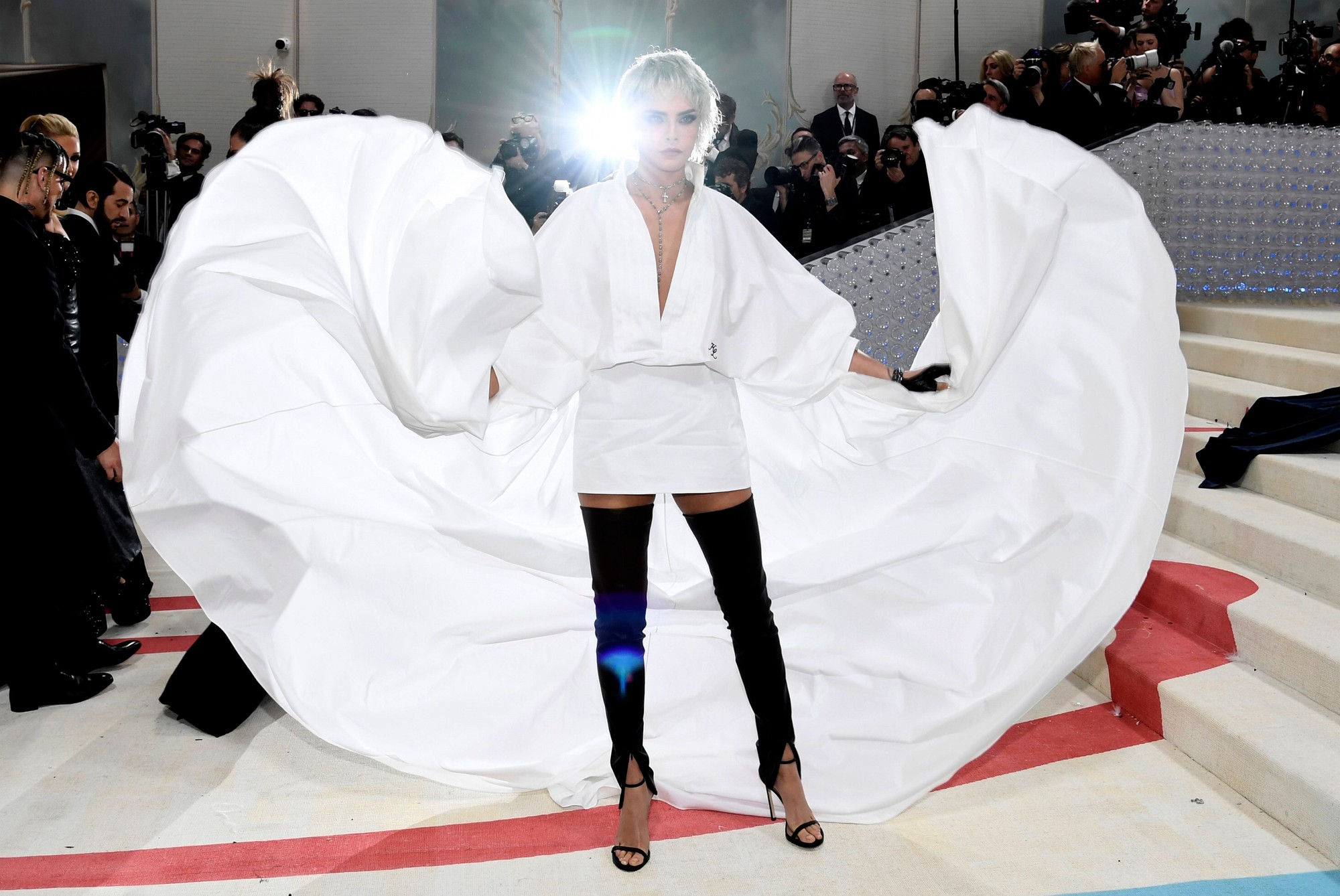 Cara Delevingne sa zúčastňuje benefičného galavečera The Metropolitan Museum of Art's Costume Institute.