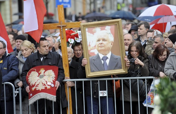 Tysiące zwolenników PiS na Krakowskim Przedmieściu