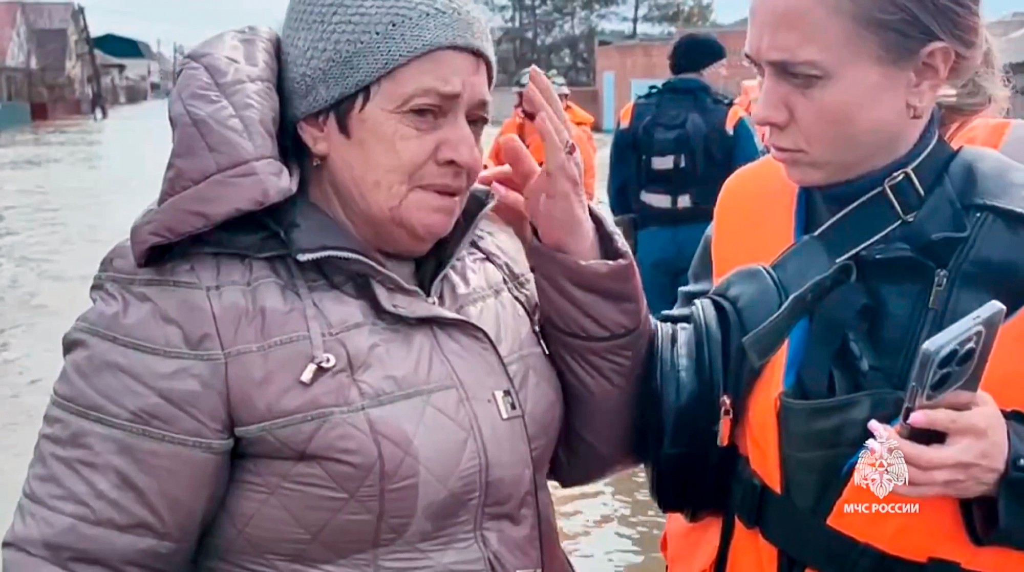 Po pretrhnutí hrádze v ruskom meste Orsk evakuovali úrady vyše 4000 ľudí.