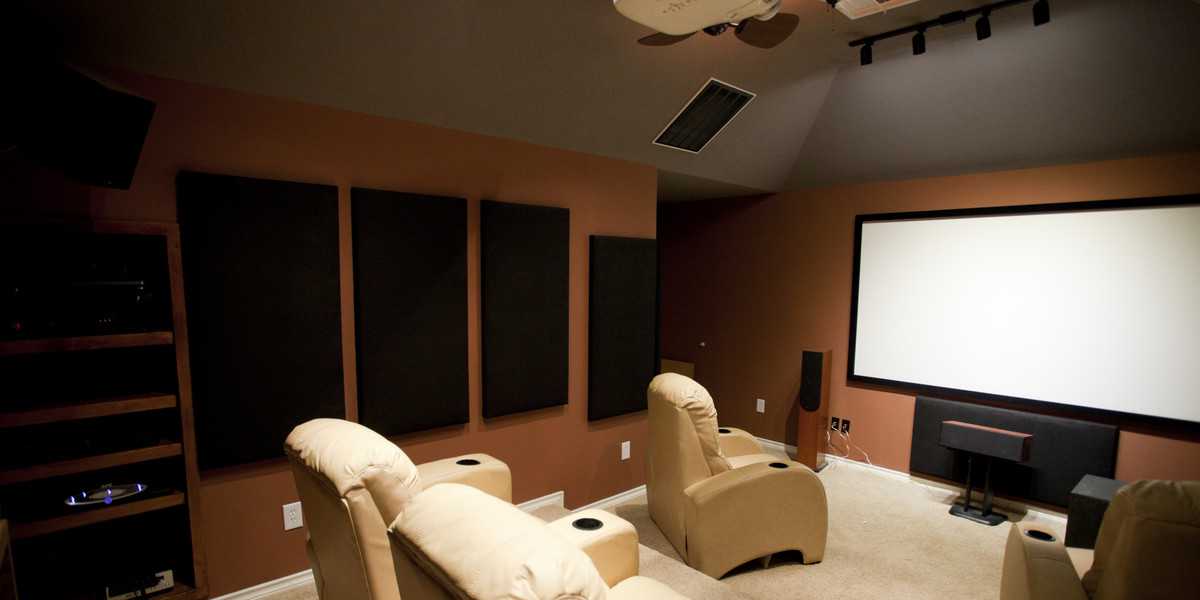 Nowoczesny sprzęt pozwala uzyskać w domu lepsze warunki oglądania filmów niż w niejednym kinie