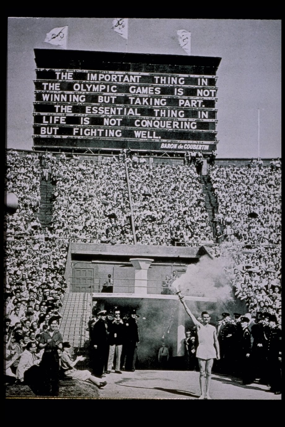 1948 rok, Londyn: Ceremonia otwarcia igrzysk. W tle napis: "Ważną rzeczą w igrzyskach nie jest wygrywanie, ale branie udziału. Najważniejszą sprawą w życiu nie jest zwyciężanie, lecz uczciwa walka"