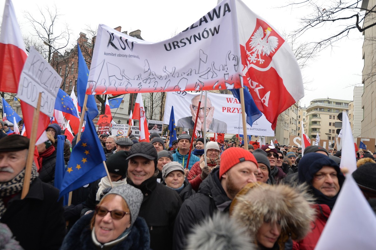 Wiec przed Trybunałem Konstytucyjnym Na wiecu przed TK zgromadzeni trzymali flagi polskie i Unii Europejskiej, a także flagi KOD-u. Było widać transparenty z hasłami: "Kto z prawem wojuje, tego sprawiedliwość dosięgnie", "Praworządność ostoją Rzeczypospolitej", "Jest nas dużo, będzie więcej! Weźmy sprawy w swoje ręce!" Skandowano hasła: "Niezawisłość Trybunału", "PiS to tchórze", "Zwyciężymy", "Nie oddamy demokracji", "Zjednoczona opozycja", "Wolne media", "Wolna Polska europejska", "Wolność, równość, demokracja", "Precz z pisowską agenturą". Niektórzy trzymali plansze z wizerunkiem prezesa TK i napisem "19.12.2016 - dziękujemy"
