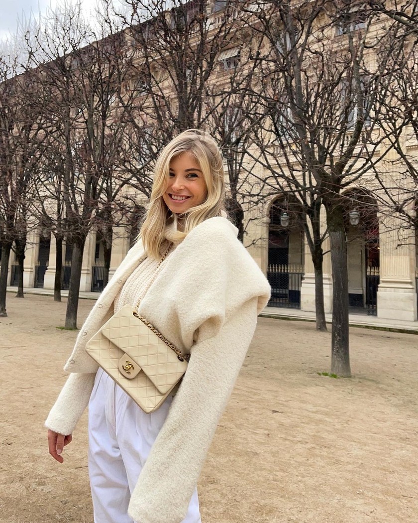 L’influenceuse Xenia Adonts s’affiche avec le Saint-Graal de la maroquinerie: le 2.55 de Chanel. 