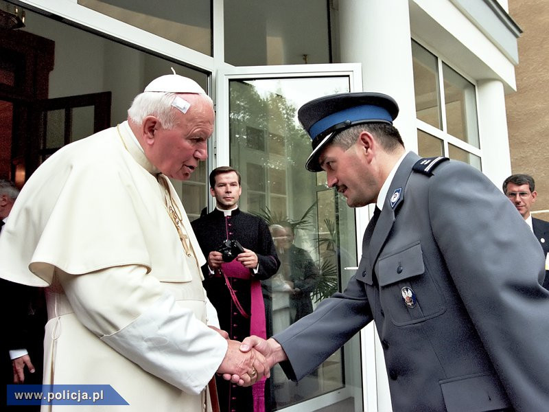 Pamiątkowe zdjęcia przedstawiające polskich policjantów zabezpieczających wyzyty Jana Pawła II