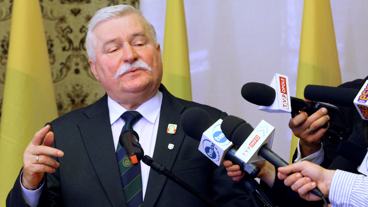 Były prezydent Lech Wałęsa powiedział w Opolu, że nie firmuje żadnej opcji politycznej, ale w obecnej sytuacji - mimo że jego zdaniem układ rządzący wcale nie jest idealny - optymalnym wyborem jest Platforma. - Na pewno nie PiS - podkreślił.