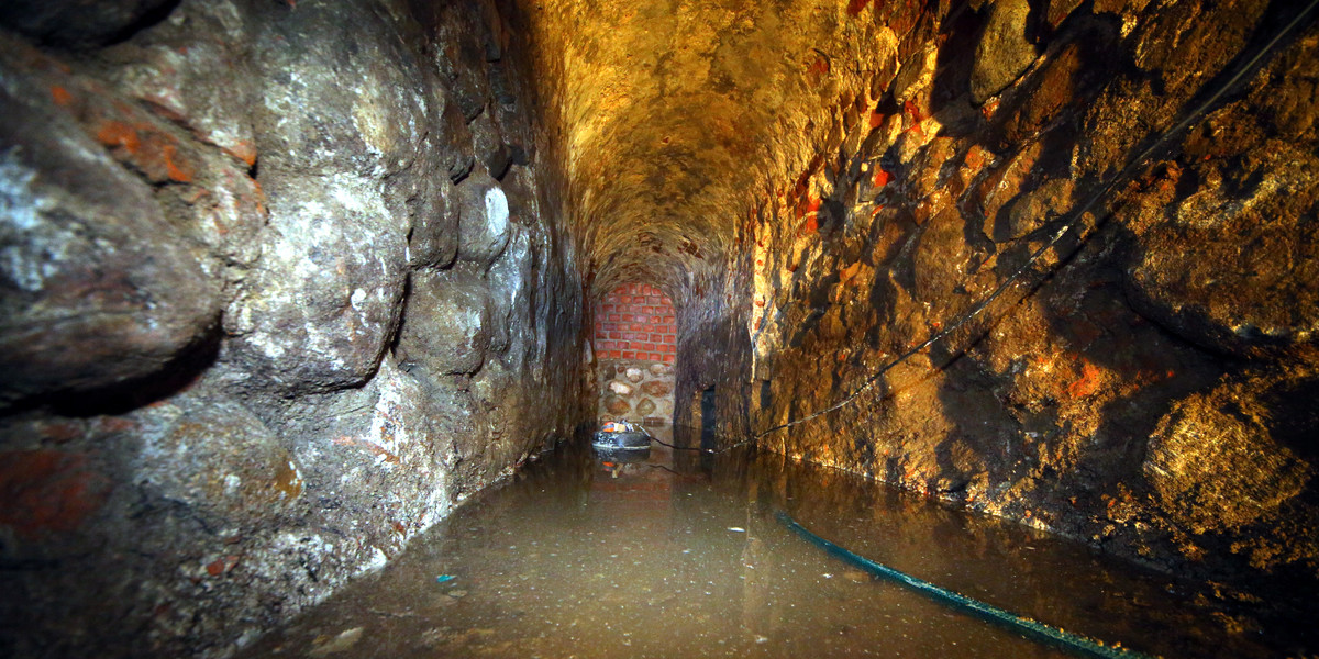 Tajemniczy tunel pod kościołem  w Brzezinach