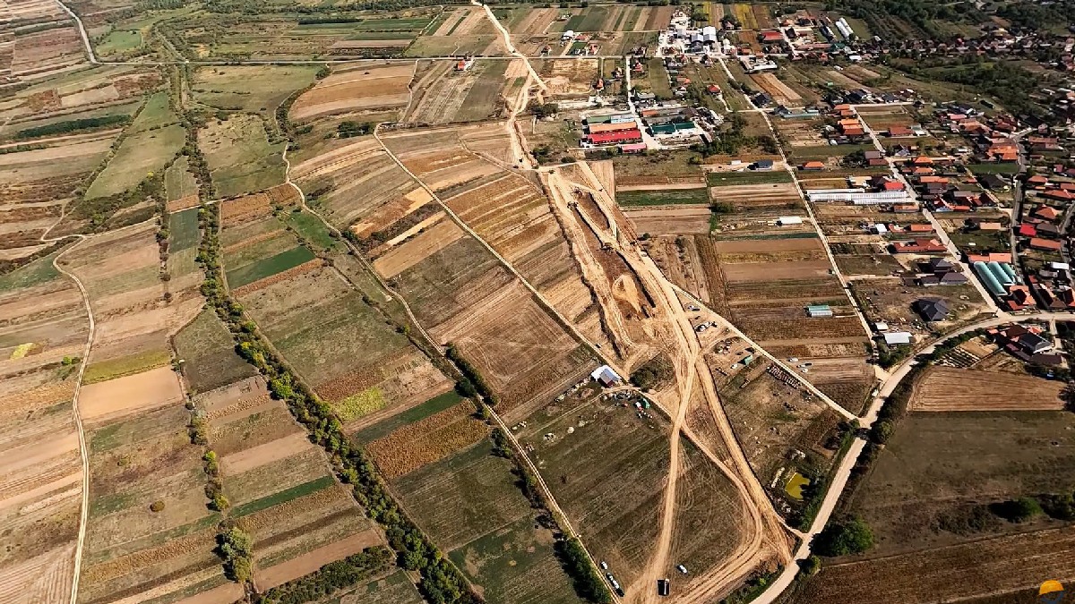 „Perla coroanei” de pe Autostrada A3 Transilvania, filmată din avion: Cum arată șantierul pe lotul de 6,6 miliarde de lei