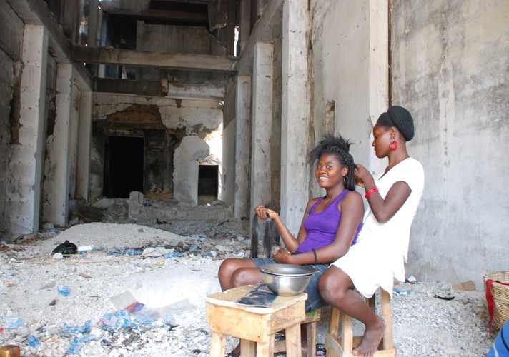 Uliczna fyzjerka z zakładem na świeżym powietrzu