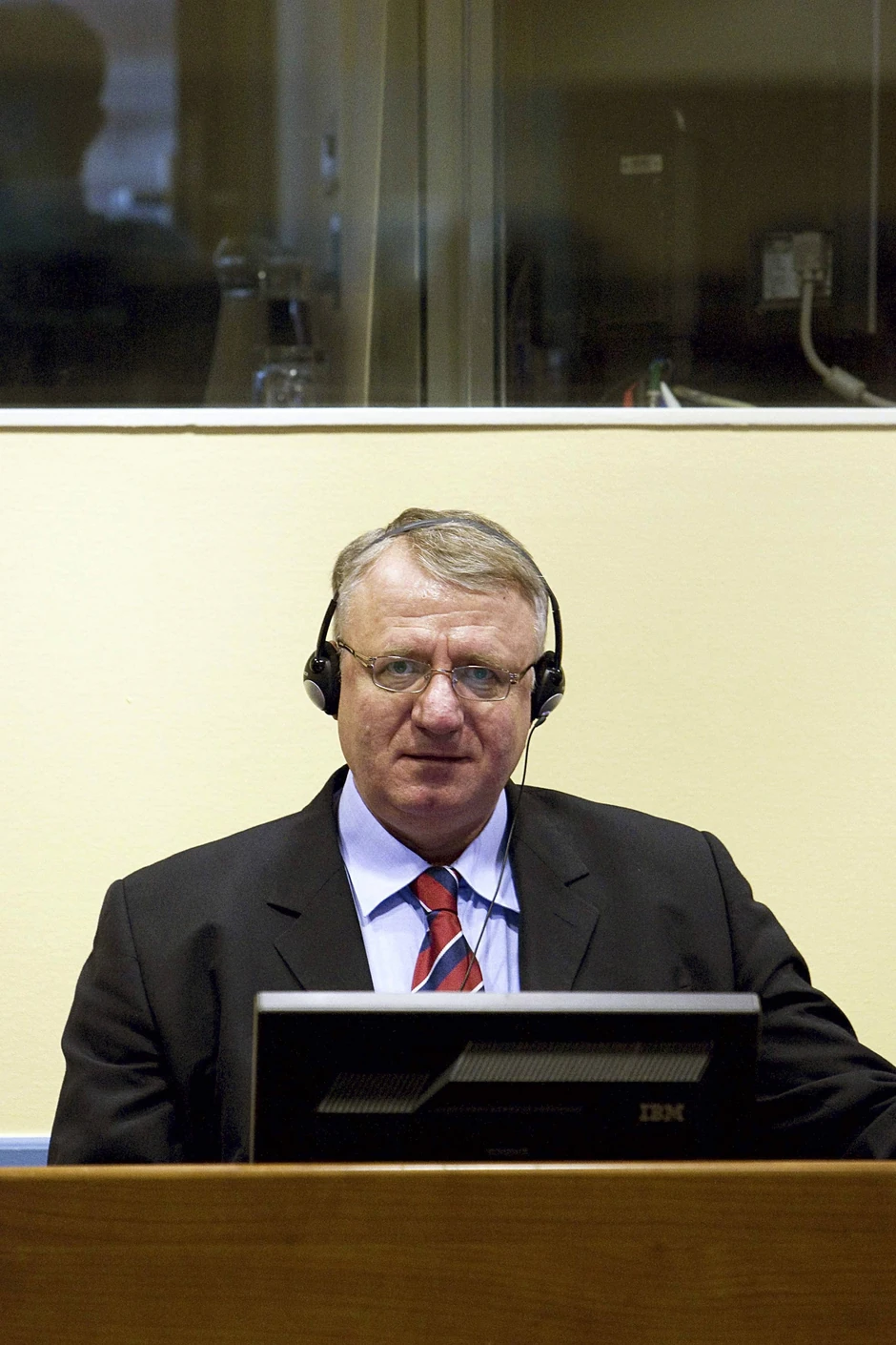 Šešelj iz Haga naređenja slao i preko ceduljica