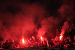 Zobacz, co grozi za wniesienie i odpalenie racy na stadionie. Kary są surowe