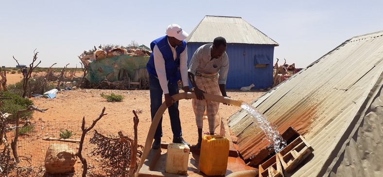 Uzupełnianie zbiornika wodnego w Somalii, fot. PAH, 2021