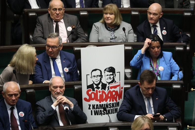 Politycy PiS podczas akcji "Solidarni z Kamińskim i Wąsikiem" w Sejmie (16.01.2024)