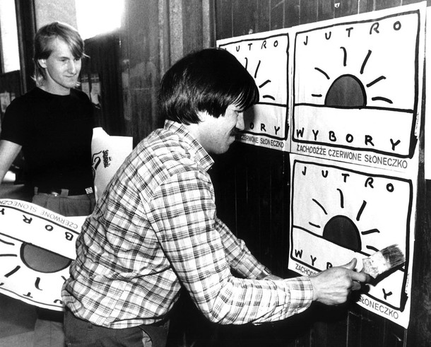 Wybory czerwiec 1989_rozlepianie plakatów