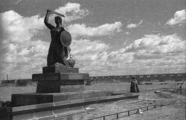 Pomnik Syrenki nad Wisłą, 1949 r.