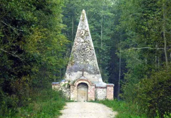 Cmentarzysko samochodów i piramida na Mazurach. Najlepsze miejscówki na Halloween