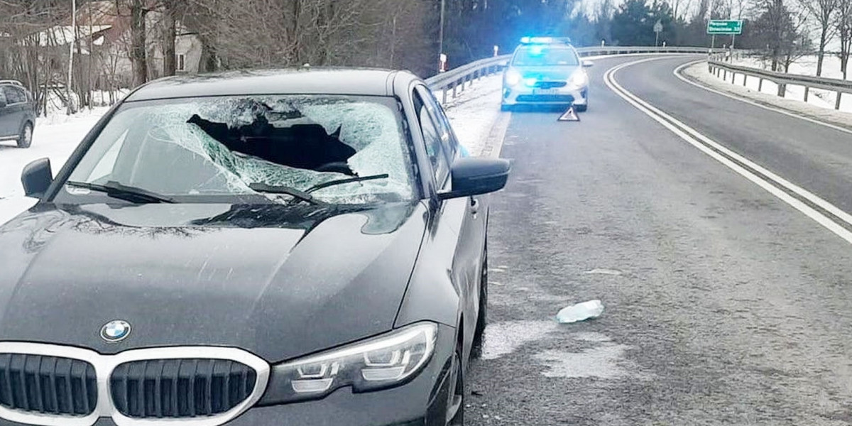 Bryła lodu spadła na bmw.