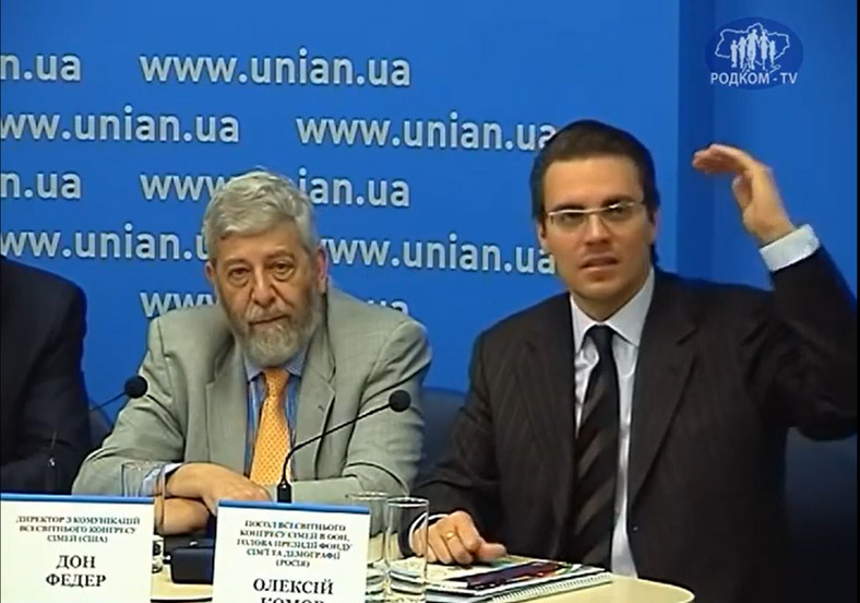 Aleksiej Komow na konferencji o "homodyktaturze" na chwilę przed wybuchem Euromajdanu, z Donem Federem z WCF, Kijów 2013 r.