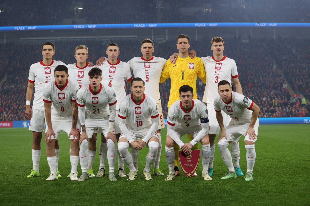 Zawodnicy piłkarskiej reprezentacji Polski pozują do zdjęcia przed finałem baraży z drużyną Walii