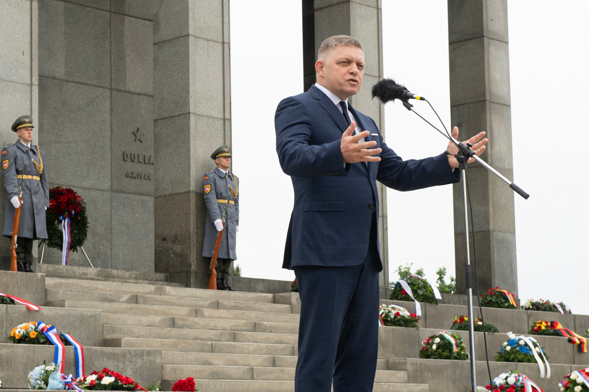 Predseda vlády SR Robert Fico počas kladenia vencov k pamätníku na Slavíne pri príležitosti Dňa víťazstva nad fašizmom.