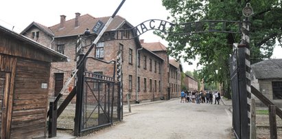 Rozebrali się do naga i zabili jagnię pod bramą Auschwitz. Tak się tłumaczą