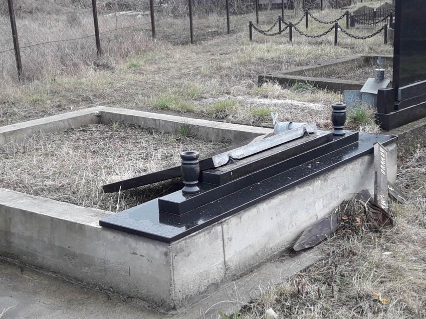 Porušene nadgrobne ploče
