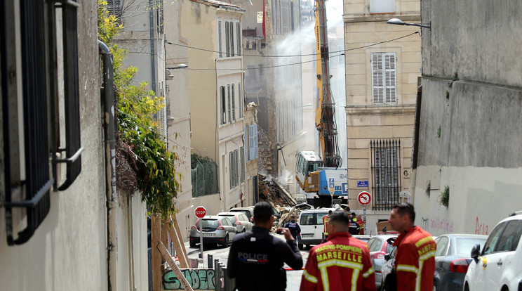 Legalább tizen rekedhettek a romok alatt, de amíg a tűzoltók nem tudják teljesen eloltani a lángokat, nem indulhat meg a mentőakció / Fotó: MTI EPA Maxppp Photopqr La Provence Nicolas Vallauri