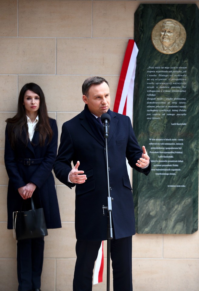 LUCIEŃ TABLICA PAMIĄTKOWA LECHA KACZYŃSKIEGO ODSŁONIĘCIE (Prezydent Andrzej Duda Marta Kaczyńska)