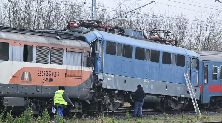 A vétlen vonat vezetője sérült meg súlyosan Sápnál / Fotó: MTI/Czeglédi Zsolt