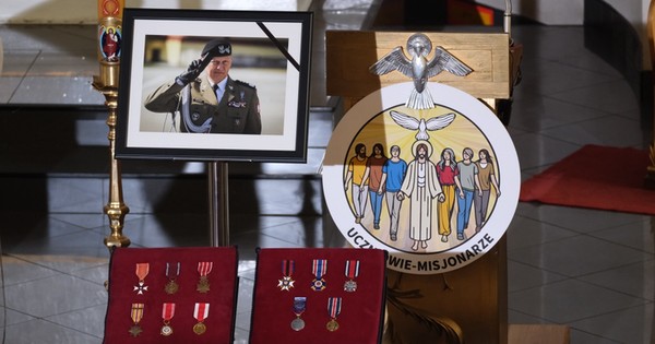 Wzruszające ostatnie pożegnanie senatora gen. Mirosława Różańskiego. Tak odeszła legenda [ZDJĘCIA]