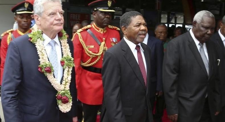 Germany's President Joachim Gauck (L) is met by Zanzibar's President Ali Mohamed Shein (C) upon his arrival in the Indian Ocean island off the coast of Tanzania's mainland February 4, 2015. REUTERS/Stringe