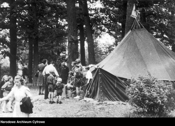 Zabawy ludowe na Bielanach w Warszawie - rok 1948 - zdjęcie pochodzi z archiwów Narodowego Archiwum Cyfrowego