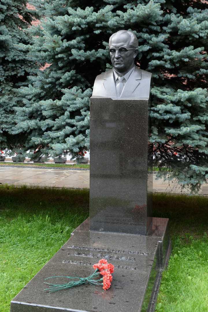 Popiersie Jurija Andropowa na grobie pod murem Kremla