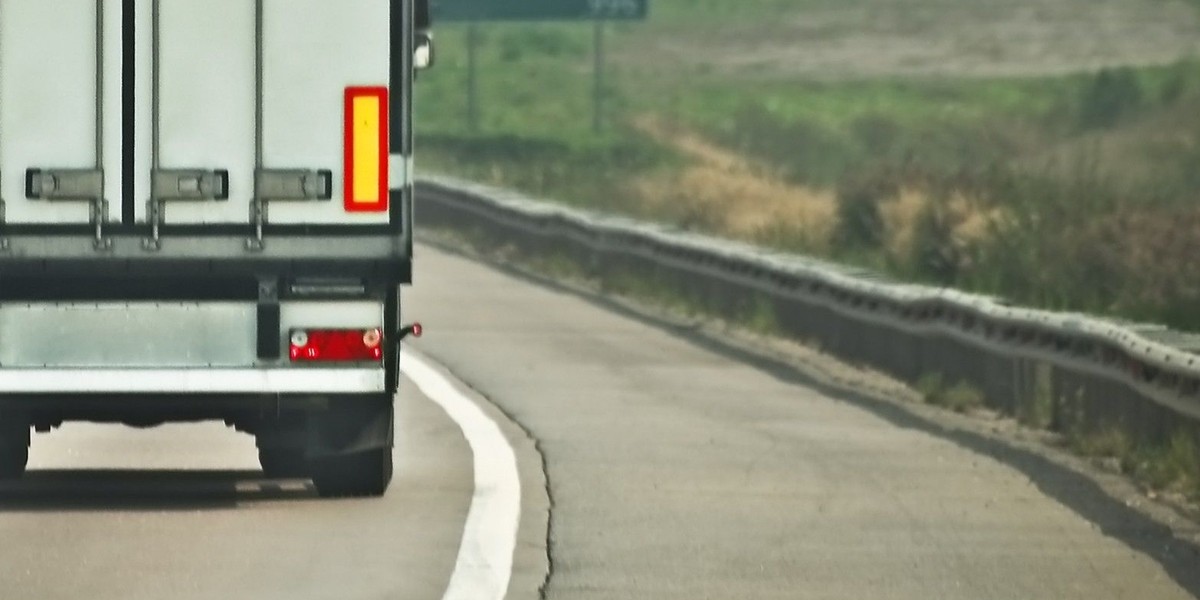 Wiele osób nie ma świadomości, że kierowcy dużych pojazdów mają problem z zauważeniem ich, gdy znajdą się w tzw. martwym polu.