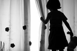 dziecko smutek bicie dzieci przemoc domowa